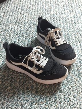 Vans Old Skool Boys Youth 5.5 Black and White Casual Sneakers
